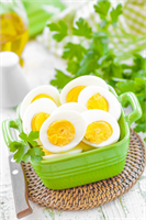 Yumurta proteini dışarıdan alınması gerekli olan elzem amino asitleri yeterli ve dengeli miktarda içerir Yumurta sağlıklı yaşam açısından gerekli A D E ve B grubu vitaminleri başta olmak üzere birçok vitamini önemli oranda içerir