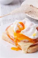 Yumurta nasıl korunur Yumurta çabuk bozulan gıdalardan olduğu için buzdolabında karton ambalajıyla muhafaza edilmelidir Yumurta oda sıcaklığında 7 gün buzdolabında 1 ay süreyle sağlıklı olarak muhafaza edilebilir