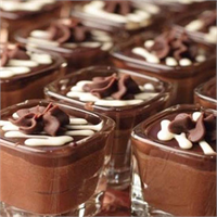 Şekersiz olan bir karbonhidrat kalorisiz ve yağsız anlamına gelmez Üreticiler bir malzemenin içinden şekeri çıkardıklarında şeker yerine daha yoğun yağ içeriği olan maddeler eklerler