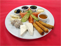 Kahvaltıda neler yemelisiniz Gece uyurken vücudunuz uzun saatler yiyeceksiz kaldığı için sabahları yakıt ikmali yapmaya ihtiyaç duyar Cep telefonu gibi düşünün Düzenli olarak şarj etmeniz gereken bir makinedir vücudunuz Kahvaltı etmek enerjinizi depolamanıza yardımcı olur İşte kahvaltıda yemeniz gerekenler Peynir zeytin bal ya da reçel ve meyve suyundan oluşan bir kahvaltı edebilir ya da sadece kahvaltı gevreği Kahvaltı gevreğinin yüksek lifli az yağlı az şekerli ve tuzlu olanını seçmelisiniz ve az yağlı süt tüketebilirsiniz Kaynamış yumurta tost ve muzu bir arada yiyebilirsiniz Sadece muzlu süt içebilirsiniz