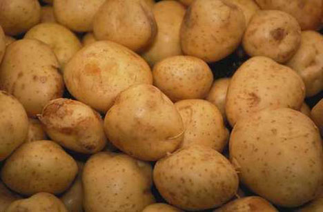 Karbonhidrat tüketin Ekmek patates kahvaltı gevreği gibi tahıllar yüksek karbonhidrat içerdiklerinden enerji vericidirler Bu tür sağlıklı yiyecekleri düzenli olarak ama miktarını abartmadan tüketin ki enerji almak için sağlıksız atıştırmalıklara başvurmanıza gerek kalmasın