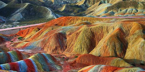 Zhangye Danxia Çin deki bu rengarenk tepeler adeta canlı birer tablo
