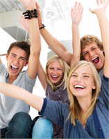 Gülün Uzmanlar bir dakikalık gülüşün neredeyse 45 dakikalık bir gevşeme egzersizi ile eşdeğer olduğu kanısında Strese karşı mücadelenin sürekliliği için de oldukça gerekli bir eylem bu Üstelik unutmayın gülünce mutluluk hormonuyla birlikte ağrılarınızı azaltacak maddeler de salgılanıyor