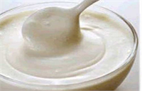 Yoğurt Yağsız yoğurdun içindeki kalsiyumun zayıflatıcı etkisi olduğu çeşitli çalışmalarla ortaya konmuştur Bir çalışmaya göre günde 3 porsiyon yüksek kalsiyumlu ve yağsız yoğurt tüketen obez bireyler düşük kalsiyum ve yağlı yoğurt tüketen obezlere göre yüzde 22 daha fazla kilo ve yüzde 61 daha fazla vücut yağı kaybetmiştir Burada en etkileyici sonuç ise yüksek kalsiyumlu yağsız yoğurt yiyenlerin yüzde 81 daha fazla trunkal karın bölgesindeki yağ kaybetmeleridir Yoğurt hem karbonhidrat hem de proteini bir arada bulundurduğu için kan şekeri regülasyonunda ve açlık kontrolünde etkili olmaktadır