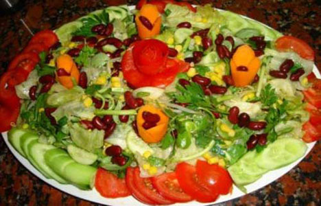 Yeşil salata Düşük kalorili salatalar ana yemek öncesi kendinizi doymuş hissettirecek bir başka iyi seçenektir Yapılan bir araştırmaya göre yemekle birlikte yenen düşük kalorili küçük salata öğünde alınan toplam kaloriyi yüzde 7 büyük bir salata ise yüzde 12 azaltabiliyor Ancak araştırmanın sonuçları yüksek kalorili salatalar için tersinin doğru olduğu ortaya koydu Öğün sırasında yenen yüksek kalorili küçük bir salata alınan kaloriyi yüzde 8 artırırken büyük bir salata yüzde 17 artırıyor