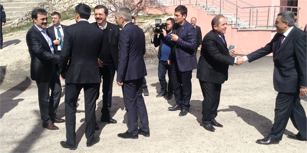 2 ay boyunca fidan seracılık ve bölgede çokça bulunan tıbbi ve aromatik bitkiler konularında toplam 120 saatlik eğitimi tamamlayan çiftçiler mobil iletişim teknolojileri desteğini de alarak ürünlerini pazarlama fırsatı bulabilecek İlk yılında 100 çiftçiye erişilmesi hedeflenen Ermenek Vodafone Tarım Akademisi törenle hizmete açıldı