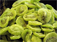 A ve C vitaminleri ile potasyum kalsiyum demir ve magnezyumdan çok zengindir Besleyici değeri de çok yüksektir Yüksek lif içeriği bağırsak çalışmasında olumlu etki yaratarak sindirimi kolaylaştırır Bu durumda kabızlığı önler Kan basıncını dengeler tansiyon ve kolesterolü düşürür Bağışıklık sistemini güçlendirir nezle ve soğuk algınlığına kansızlık ve mide rahatsızlıklarına da iyi gelir Ayrıca cildi güzelleştirir