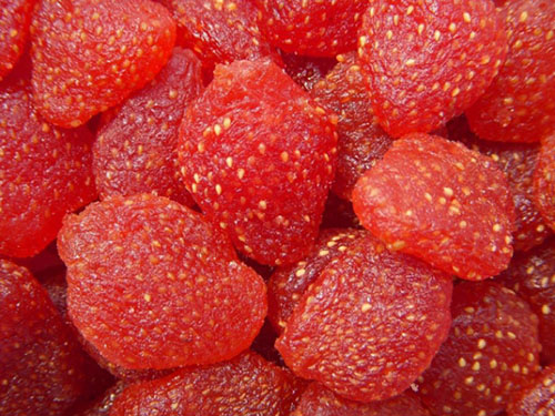 Çilek kurusunda da çok miktarda fosfor ve demir mevcuttur Ayrıca C B ve K vitamini açısından da zengindir Çilek vücuda kuvvet verir kolesterolü düşürür ve damar tıkanıklığını önler Bunun yanı sıra çok iyi bir antioksidan olan çilek bağışıklık sistemini güçlendirir kansere karşı koruyucudur Sindirim sisteminin düzenli çalışmasına çok faydalıdır Bağırsak kurtlarını döker idrar söktürür ve zararlı maddeleri vücuttan uzaklaştırır kanı temizler diş etlerini güçlendirir ve ağız kokusunu giderir sakinleştirici etkisi ile tansiyonu düşürür ve stresi azaltır ateşi düşürür romatizma ve karaciğer rahatsızlıklarına iyi gelir ve cildi nemlendirir