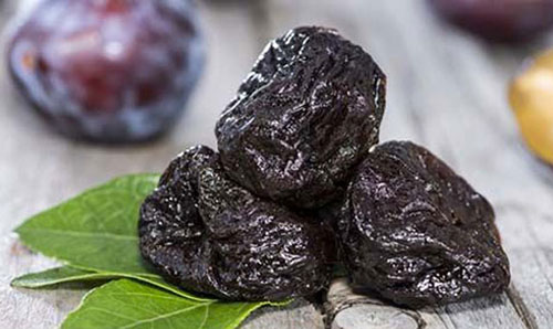 Kuru erik Bol miktarda B1 B2 B3 B6 A C ve E vitamini içerir Kanser ve yaşlanmaya karşı koruyucu etkisi vardır İçerdiği zengin potasyum ve magnezyum ile tansiyon karaciğer kalp böbrek ve romatizma hastalıklarına iyi gelir