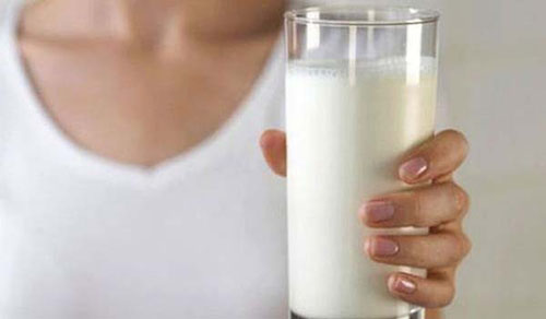 9 Pastörize sütleri 2 3 günde tüketin Pastorize şişe sütün kapağı açılmamış imal tarihi ile satın alındığı gün aynı veya çok yakın olmalı Dayanıklı karton kutulardaki süt vb içecek ve yiyeceklerin kutularında yarık delik çatlak ve bombe olmamalı Pastorize sütleri 2 3 günde tüketin Uzun ömürlü sütleri Tetra Pak kutularda oda sıcaklığında 1 5 ay buzdolaplarında 3 ay yoğurtları da kapalı olarak 1 2 hafta buzdolabında saklayabilirsiniz