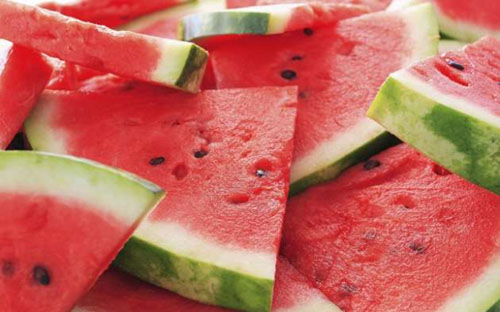 Likopen aynı zamanda kalp ve damar sağlığının korunması için önemli bileşenler arasında yer alıyor C vitamini bakımından zengin karpuzun bir diğer faydası ise bağışıklık sistemini güçlendirerek vücudun enfeksiyonlara karşı direncini artırması C vitamini aynı zamanda cildi güneşin zararlı etkilerine karşı koruyor ve saçların kurumasını önlüyor