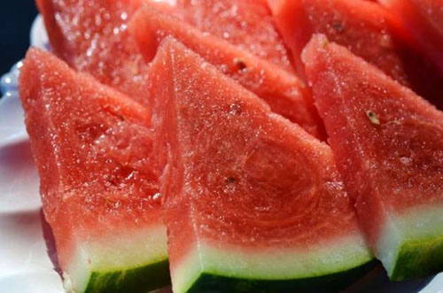 Likopen Meyve ve sebzelere kırmızı rengini veren likopen pigmenti denilince akla ilk olarak domates gelir ancak karpuz domatesten daha fazla likopen içermektedir Likopen üzerine yapılan araştırmalar en çok karpuz domates guava papaya kırmızı greyfurt tatlı kırmızı biber kuşkonmaz ve kırmızı lahanada bulunan bu bileşenin prostat kanseri riskini azalttığını kalp hastalıklarına karşı koruma sağladığını sarı nokta olarak bilinen makular dejenerasyon hastalığı ve katarakt riskini düşürdüğünü ortaya koyuyor