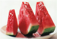 Göz Sağlığı Karpuzda bol miktarda bulunan A vitamini göz sağlığının korunması için en önemli vitaminlerden biridir A vitamini eksikliğinde göz kuruluğu göz enfeksiyonu görüşün zayıflaması gibi sorunlar ortaya çıkabilir A vitamini aynı zamanda sarı nokta hastalığı ve katarakt riskini düşürmektedir 1 kase karpuz günlük A vitamini ihtiyacının 18 ini tek başına karşılar