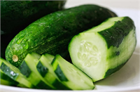 Gün içinde yeterli miktarda su içmediğini düşünyorsanız öğünlerinizde bol bol salatalık tüketin Salatalığın yüzde 90 ını sudan oluşur ve gün içinde vücudunuzun kaybettiği su miktarını geri kazanmanıza yardımcı olur