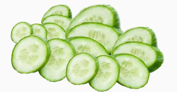 Salatalık suyu ağız ve diş bakımı için önemlidir Ayrıca diş etlerindeki yaraların iyileşmesini sağlar Bir parça salatalığı dilinizle ağzının içinde gezdirirseniz hem bakterileri yok etmiş olursunuz hem de nefesinizi tazelerseniz