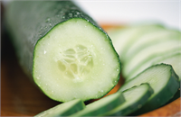 Evyelerinizi lavabolarınızı çevreye zarar vermeden doğal bir şekilde temizlemek ister misiniz Bir dilim salatalığı alıp temizlemek istediğiniz yeri ovun