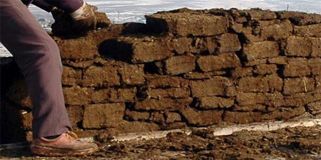 Köylüler Tezek Diye Topraktan Çıkardıkları Turbayla Isınıyor