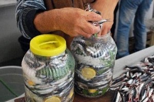 Karadeniz de Hamsi Tuzlama Zamanı