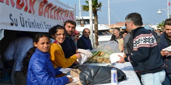 Ayvalık ta Hasat Günlerinde 3 Ton Sardalye Dağıtıldı