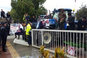 Eylemciler polise süt sıkıyor