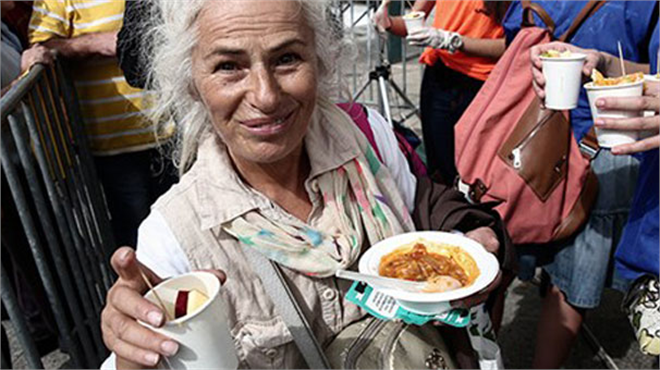 Atılacak Sebzelerden Yemek Yapıp Dağıttılar