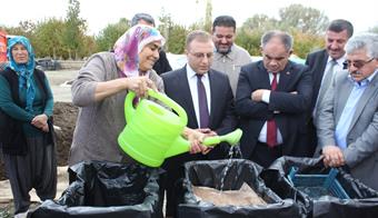 Kadın Çiftçiler Sıcak Kompost Üretiyor