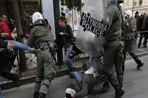 Atina da Çiftçiler Polisle Çatıştı