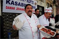 Kasaplar Sucuk Eylemi Yaptı Vatandaşın Karnı Doydu