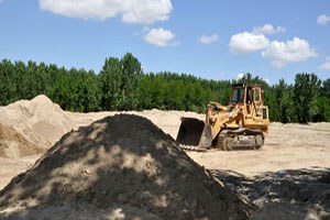 Tarlalarda taşkın kumu temizliği sürüyor