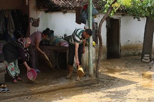 Alaşehir de Dolu Bağları Vurdu