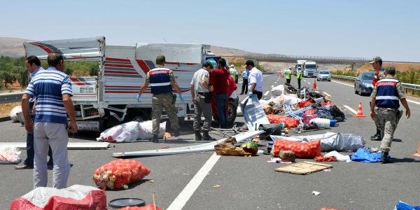 Tarım İşçilerini Taşıyan Kamyonet Devrildi