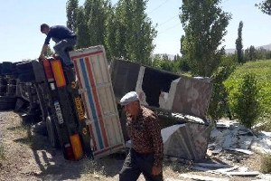 Tır Devrildi 10 Bin Tavuk Telef Oldu