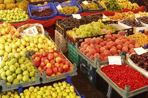 Bosnalı Çiftçiler Vatandaşlara Bedava Meyve sebze Dağıttı