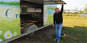 Günde 800 Yumurta Veren Tavuklarını Köy Köy Dolaştırıyor