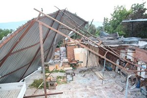 Aydın da Fırtına Çatı Uçurdu Meyveler Dibine Döküldü