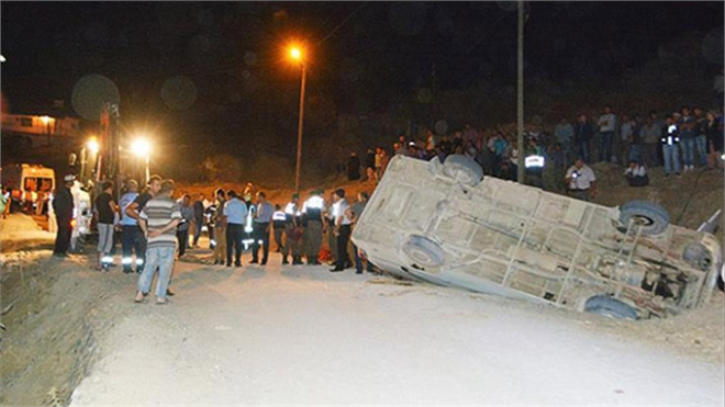 Tarım İşçilerini Taşıyan Minibüs Devrildi