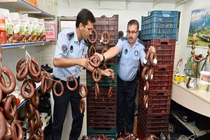 Antalya da 2 Ton Tarihi Geçmiş Sucuk Ele Geçirildi