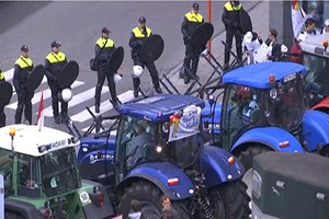 Binlerce Çiftçi Brüksel i Traktörlerle İstila Etti