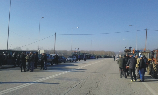 Yunanlı Çiftçiler Ayakta