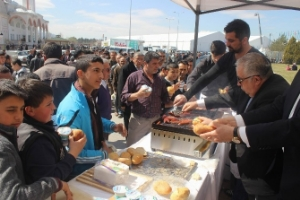 Tarım Fuar ında 5 Bin Sucuk Ekmek Dağıtıldı