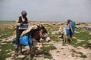 Çobanların Telefon Şarjı Eşek Sırtındaki Güneş Panellerinden