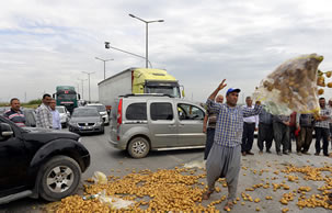 Üretici Patates Döküp Yol Kapattı