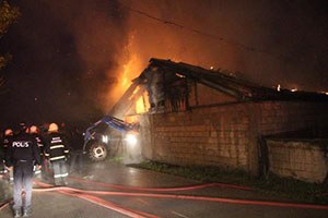 Yangından Kurtardıkları Hayvanları Yolun Üzerinde Kestiler