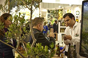 İzmir de Çifte Fuar Heyecanı