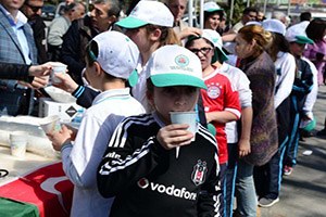 Beşiktaş Meydanı nda Süt Dağıttılar