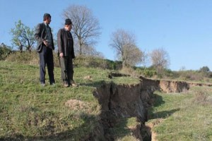 Bu Köyde Tarlalar Yerinden Oynuyor