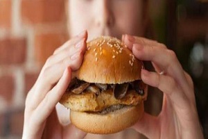 Fast Food Yiyen Hamile 3 Nesli Tehlikeye Atıyor