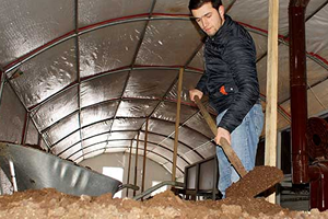 Sağlıkçı Genç Solucan Gübresi Üretiyor