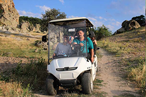 Bu Köye Gelenler Golf Arabası İle Gezme Fırsatı Buluyor