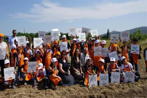 İzmir de Çocuklar Tarıma El Attı